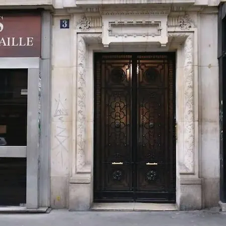Coeur De Joli Nid Calme Clair Type Pied Notre Dame Parigi